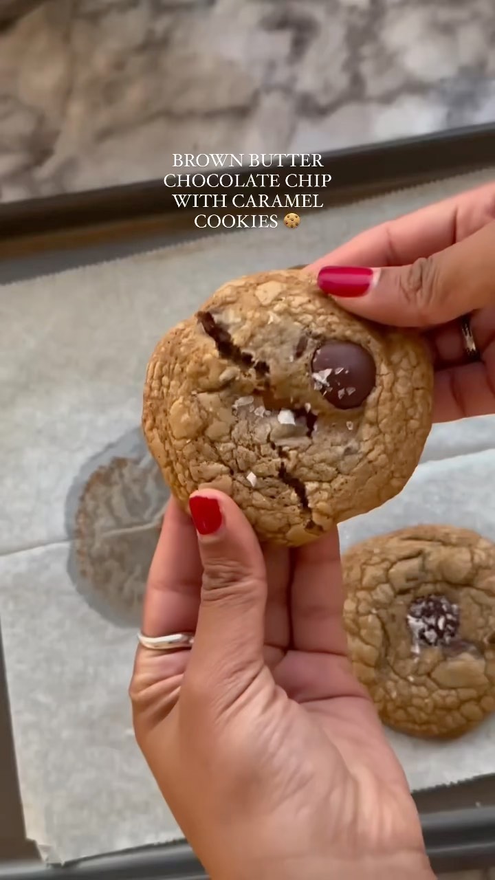 Indulge in sweet bliss: the ultimate Brown Butter Chocolate Chip Caramel Cookies from @eatswithyasmine using our Sweet Cream Unsalted Butter! 🍪✨
